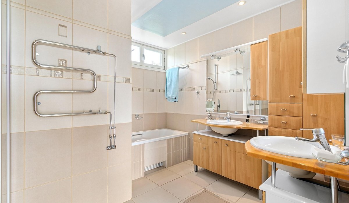 Choosing Colour Schemes for Small Bathroom Spaces